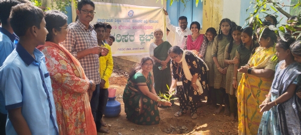 ಕೋಲಾರ ತಾಲ್ಲೂಕಿನ ಅರಾಭಿಕೊತ್ತನೂರು ಸರ್ಕಾರಿ ಪ್ರೌಢಶಾಲೆ ಆವರಣದಲ್ಲಿ ಪರಿಸರ ದಿನಾಚರಣೆ ಅಂಗವಾಗಿ ಶಾಲೆಯ ಆವರಣದಲ್ಲಿ ಗಿಡ ನೆಡಲಾಯಿತು. ಕೋಲಾರ ತಾಲ್ಲೂಕಿನ ಅರಾಭಿಕೊತ್ತನೂರು ಸರ್ಕಾರಿ ಪ್ರೌಢಶಾಲೆ ಆವರಣದಲ್ಲಿ ಪರಿಸರ ದಿನಾಚರಣೆ ಅಂಗವಾಗಿ ಶಾಲೆಯ ಆವರಣದಲ್ಲಿ ಗಿಡ ನೆಡಲಾಯಿತು.