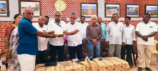 ಕುರುಬರ ಸಂಘದ ಹಾಸ್ಟಲ್ ನಿರ್ಮಾಣಕ್ಕೆ ಸಂಘದ ಅಧ್ಯಕ್ಷ ಜೆ.ಕೆ. ಜಯರಾಮ್ ಆರು ಲಕ್ಷ ರೂಪಾಯಿ ಚೆಕ್ ನೀಡಿದರು.
