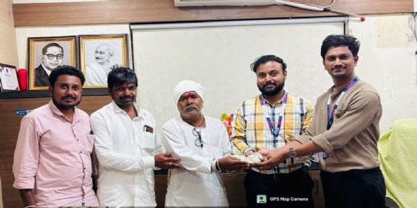 ಸಿಸಿಟಿವಿ ನೆರವಿನಿಂದ ಕಳೆದುಹೋದ ₹1 ಲಕ್ಷ ಪತ್ತೆ : ಗ್ರಾಹಕರಿಗೆ ಹಣ ಹಸ್ತಾಂತರಿಸಿದ ಎಸ್ಬಿಐ ಸಿಬ್ಬಂದಿ