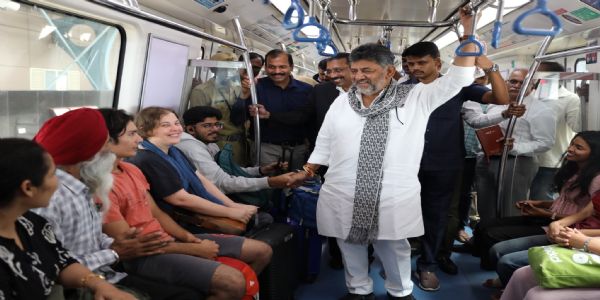 ಮೆಟ್ರೋದಲ್ಲಿ ಸಾರ್ವಜನಿಕರೊಂದಿಗೆ ಪ್ರಯಾಣಿಸಿದ ಮುಖ್ಯಮಂತ್ರಿ ಡಿ.ಕೆ. ಶಿವಕುಮಾರ್