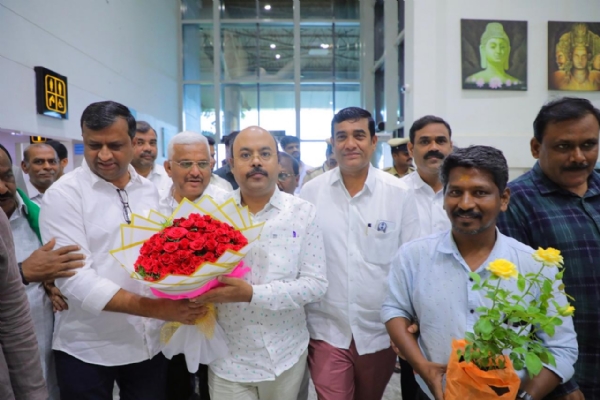 ಯತೀಂದ್ರ ಸಿದ್ದರಾಮಯ್ಯಗೆ ಸ್ವಾಗತ ಕೋರಿದ ಮುಖಂಡರು ಯತೀಂದ್ರ ಸಿದ್ದರಾಮಯ್ಯಗೆ ಸ್ವಾಗತ ಕೋರಿದ ಮುಖಂಡರು