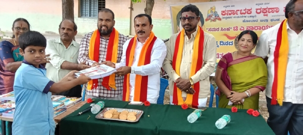ಕರವೇ ರಾಜ್ಯಾಧ್ಯಕ್ಷ ಟಿ.ಎ.ನಾರಾಯಣಗೌಡರ ಹುಟ್ಟು ಹಬ್ಬದ ಅಂಗವಾಗಿ ಕೋಲಾರದಲ್ಲಿ ನೋಟ್ ಪುಸ್ತಕ ವಿತರಿಸಲಾಯಿತು.
