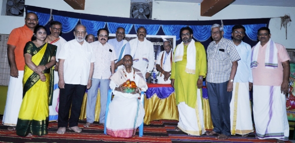 ಕೋಲಾರ ಜಿಲ್ಲಾ ಬ್ರಾಹ್ಮಣ ಮಹಾಸಭಾ ಆಶ್ರಯದಲ್ಲಿ ವಿಶ್ವ ವಿಪ್ರರ ದಿನಾಚರಣೆ ಕಾರ್ಯಕ್ರಮದಲ್ಲಿ  ಬ್ರಾಹ್ಮಣ ಸಂಘದ ನಿಕಟಪೂರ್ವ ಕಾಯದರ್ಶಿ ಜೆ.ಎಸ್.ಜಯತೀರ್ಥ ಕೋಲಾರಮ್ಮ ದೇವಾಲಯದ ಅರ್ಚಕರಾದ ಸೋಮಶೇಖರ ದೀಕ್ಷಿತ್ ಅವರನ್ನು ಸನ್ಮಾನಿಸಲಾಯಿತು.