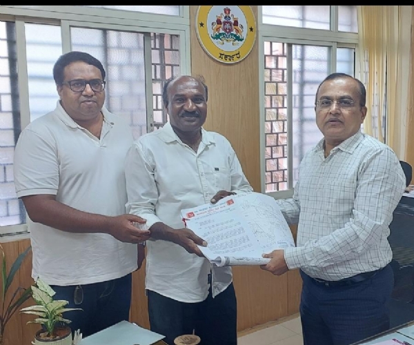 ಕೋಲಾರ ಜಿಲ್ಲಾ ಅರಣ್ಯಾಧಿಕಾರಿಗಳು ರೈತರನ್ನು ಒಕ್ಕಲೆಬ್ಬಿಸಿ ದೌರ್ಜನ್ಯ ಎಸಗಿದ್ದಾರೆ ಎಂದು ಆರೋಪಿಸಿ ಕರ್ನಾಟಕ ಸರ್ಕಾರದ ಜೀವಶಾಸ್ತç ಹಾಗೂ ಪರಿಸರ ಇಲಾಖೆ ಪ್ರಧಾನ ಕಾರ್ಯದರ್ಶಿಗಳಿಗೆ ಮನವಿ ಸಲ್ಲಿಸಲಾಯಿತು.