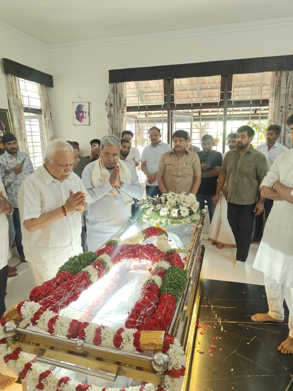 Siddaramaiah pays last respects to Suraj Hegde Siddaramaiah pays last respects to Suraj Hegde