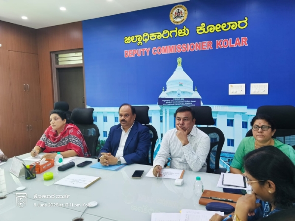 ಕೋಲಾರ ಜಿಲ್ಲಾಧಿಕಾರಿ ಡಾ.ಎಂ.ಆರ್. ರವಿ ವಿಪತ್ತು ನಿರ್ವಹಣಾ ಸಭೆ ನಡೆಸಿದರು. ಕೋಲಾರ ಜಿಲ್ಲಾಧಿಕಾರಿ ಡಾ.ಎಂ.ಆರ್. ರವಿ ವಿಪತ್ತು ನಿರ್ವಹಣಾ ಸಭೆ ನಡೆಸಿದರು.