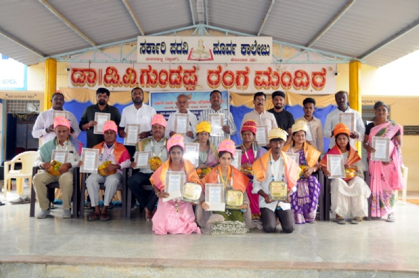 ಕೋಲಾರ ತಾಲ್ಲೂಕಿನ ಮದನಹಳ್ಳಿ ಕ್ರಾಸ್ ಸರ್ಕಾರಿ ಪದವಿ ಪೂರ್ವ ಕಾಲೇಜಿನಲ್ಲಿ ಎಸ್.ಎಸ್.ಎಲ್.ಸಿ. ವಿದ್ಯಾರ್ಥಿಗಳನ್ನು ಪುರಸ್ಕರಿಸಲಾಯಿತು.