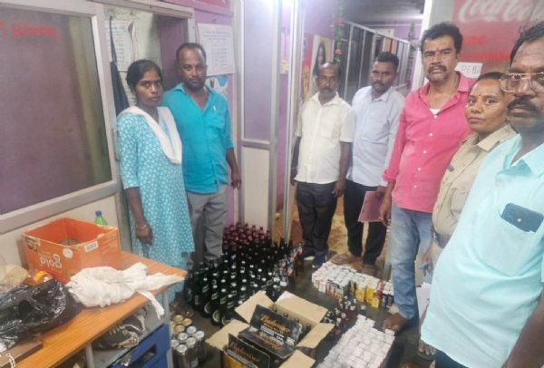 ಅಬಕಾರಿ ಅಧಿಕಾರಿಗಳು ಕೋಲಾರ ಜಿಲ್ಲೆ ಶ್ರೀನಿವಾಸಪುರ ಪಟ್ಟಣದ ಹೊರವಲಯದ ಅರಿಕೆರೆ ಸಮೀಪದ ಡಾಬಾ ಮೇಲೆ ದಾಳಿ ನಡೆಸಿ ಬಾರಿ ಪ್ರಮಾಣದ ಮದ್ಯ ವಶಪಡಿಸಿಕೊಂಡಿದ್ದಾರೆ.