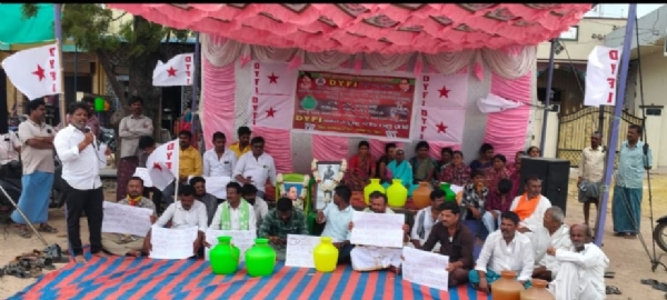 ಬಳ್ಳಾರಿ : ಕೊಳಗಲ್ಲು ಕುಡಿಯುವ ನೀರಿಗಾಗಿ ಆಹೋರಾತ್ರಿ ಪ್ರತಿಭಟನೆ ಬಳ್ಳಾರಿ : ಕೊಳಗಲ್ಲು ಕುಡಿಯುವ ನೀರಿಗಾಗಿ ಆಹೋರಾತ್ರಿ ಪ್ರತಿಭಟನೆ