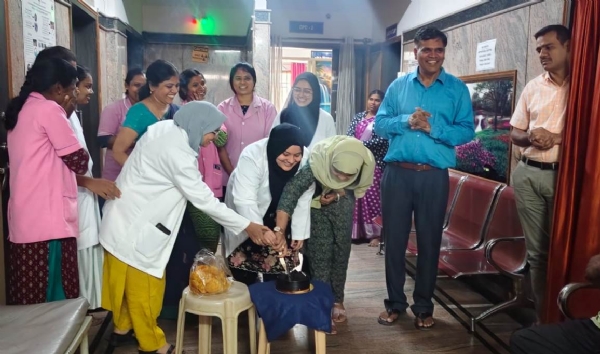 ವೈದ್ಯ ದಿನಾಚರಣೆ ಅಂಗವಾಗಿ ಕೆನರಾ ಬ್ಯಾಂಕಿನಿ0ದ ಕೋಲಾರ ಚೌಡೇಶ್ವರಿ ಆಸ್ಪತ್ರೆಯ ವೈದ್ಯರನ್ನು ಸನ್ಮಾನಿಸಲಾಯಿತು.
