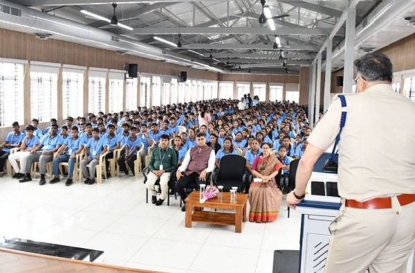 ಬೆಂಗಳೂರು ನಗರ ಪೊಲೀಸರ ರೈಸ್ಹಾ ಕರ್ನಾಟಕ ಹಾಗೂ #ಬೇಡಬ್ರೋ ಅಭಿಯಾನದಡಿ ಸೌಂದರ್ಯ ಪಿಯು ಕಾಲೇಜಿನಲ್ಲಿ ಮಾದಕವಸ್ತು ವಿರೋಧಿ ಜಾಗೃತಿ ಕಾರ್ಯಕ್ರಮ. ಬೆಂಗಳೂರು ನಗರ ಪೊಲೀಸರ ರೈಸ್ಹಾ ಕರ್ನಾಟಕ ಹಾಗೂ #ಬೇಡಬ್ರೋ ಅಭಿಯಾನದಡಿ ಸೌಂದರ್ಯ ಪಿಯು ಕಾಲೇಜಿನಲ್ಲಿ ಮಾದಕವಸ್ತು ವಿರೋಧಿ ಜಾಗೃತಿ ಕಾರ್ಯಕ್ರಮ.