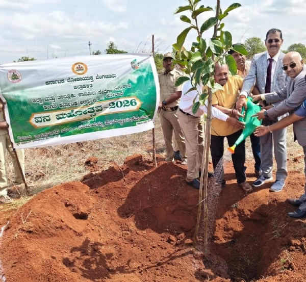 ಕೋಲಾರ ಜಿಲ್ಲೆ ಶ್ರೀನಿವಾಸಪುರ ತಾಲ್ಲೂಕಿನ ಚಿಂತನಕುAಟೆ ಅರಣ್ಯ ಪ್ರದೇಶದಲ್ಲಿ ನಡೆದ ವನಮಹೋತ್ಸ ಕಾರ್ಯಕ್ರಮದಲ್ಲಿ ಉಪಲೋಕಾಯುಕ್ತ ಕೆ.ಎನ್. ಫಣೀಂದ್ರ ಹಾಗೂ ಮತ್ತೊಬ್ಬ ಉಪಲೋಕಾಯುಕ್ತ ಬಿ.ವೀರಪ್ಪ ಗಿಡಗಳನ್ನು ನಟ್ಟರು.