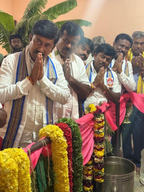 ಕೋಲಾರ ತಾಲ್ಲೂಕು ಚುಂಚದೇನಹಳ್ಳಿ ವೇಣುಗೋಪಾಲಸ್ವಾಮಿ ದೇವಾಲಯದ ಉದ್ಘಾಟನಾ ಕಾರ್ಯಕ್ರಮದಲ್ಲಿ ವಿಧಾನಪರಿಷತ್ ಸದಸ್ಯ ಎಂ.ಎಲ್.ಅನಿಲ್ ಕುಮಾರ್ ಪೂಜೆ ಸಲ್ಲಿಸಿದರು.