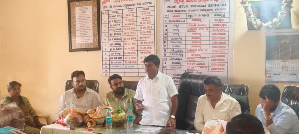 ಕೋಲಾರ ತಾಲ್ಲೂಕಿನ ಚನ್ನಸಂದ್ರ ಹಾಲು ಉತ್ಪಾದಕರ ಸಹಕಾರ ಸಂಘದ ವಾರ್ಷಿಕ ಸರ್ವ ಸದಸ್ಯರ ಸಭೆಯಲ್ಲಿ ಕೋಮುಲ್ ನಿರ್ದೇಶಕ ಚಂಜಿಮಲೆ ರಮೇಶ್ ಮಾತನಾಡಿದರು.