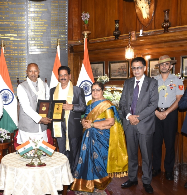 ವಾಲ್ಮೀಕಿ ವಿವಿ ಕುಲಪತಿ ಶಿವಾನಂದ ಕೆಳಗಿನಮನಿ ಅವರಿಗೆ `ನಮ್ಮ ಹೆಮ್ಮೆಯ ಸಾಧಕರು’ ಪ್ರಶಸ್ತಿ