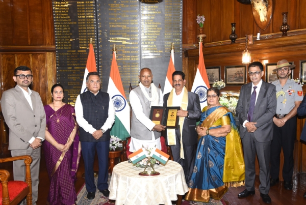 ವಾಲ್ಮೀಕಿ ವಿವಿ ಕುಲಪತಿ ಶಿವಾನಂದ ಕೆಳಗಿನಮನಿ ಅವರಿಗೆ `ನಮ್ಮ ಹೆಮ್ಮೆಯ ಸಾಧಕರು’ ಪ್ರಶಸ್ತಿ