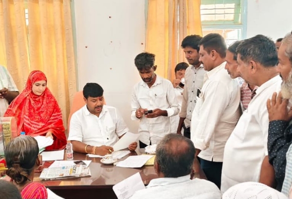 ಕೋಲಾರ ಶಾಸಕ ಕೊತ್ತೂರು ಮಂಜುನಾಥ್ ಸಾರ್ವಜನಿಕರ ಸಮಸ್ಯೆ ಆಲಿಸಿದರು. ಕೋಲಾರ ಶಾಸಕ ಕೊತ್ತೂರು ಮಂಜುನಾಥ್ ಸಾರ್ವಜನಿಕರ ಸಮಸ್ಯೆ ಆಲಿಸಿದರು.
