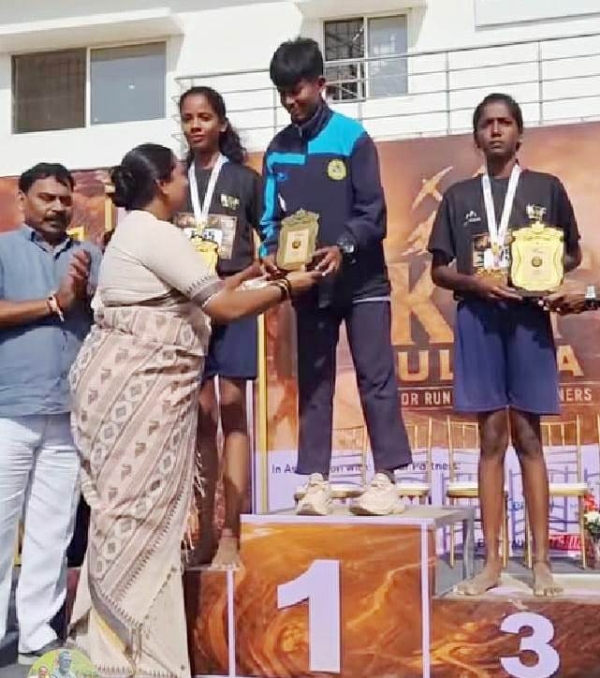 ಸ್ಪರ್ಧಿಗಳಿಗೆ ಕೆಜಿಎಫ್ ಶಾಸಕಿ ರೂಪಕಲಾ ಶಶಿಧರ್ ಹಾಗೂ ಎಸ್.ಪಿ. ಶಿವಾಂಶು ರಜಪೂತ್ ಬಹುಮಾನಗಳನ್ನು ವಿತರಿದರು.