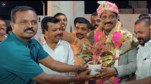 ನೀರಾವರಿ ಹೋರಾಟಗಾರ ವಿ.ಕೆ.ರಾಜೇಶ್ ಕೋಲಾರದಲ್ಲಿ ನಡೆದ ಹಿರಿಯ ಐಪಿಎಸ್ ಅಧಿಕಾರಿ ಡಿ.ದೇವರಾಜ್ ಹುಟ್ಟು ಹಬ್ಬ ಆಚರಣೆಯಲ್ಲಿ ಪಾಲ್ಗೊಂಡಿರುವುದು.