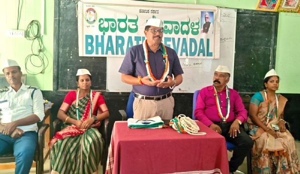 ಕೋಲಾರ ತಾಲ್ಲೂಕು ಹರಟಿ ಪ್ರಾಥಮಿಕ ಶಾಲೆಯ ಆವರಣದಲ್ಲಿ ಸೇವಾದಳ ಆಶ್ರಯದಲ್ಲಿ ನಡೆದ ನಾಯಕತ್ವ ತರಬೇತಿ ಶಿಬಿರದಲ್ಲಿ ಪಂಚಾಯಿತಿ ಅಭಿವೃದ್ಧಿ ಅಧಿಕಾರಿ ಎನ್.ನಾಗರಾಜ್ ವಿದ್ಯಾರ್ಥಿಗಳಿಗೆ ಧ್ವಜ ನೀಡಿದರು.