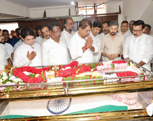 ರಾಮಚಂದ್ರೇಗೌಡರಿಗೆ ಅಶೋಕ್ ಅಂತಿಮ ನಮನ ರಾಮಚಂದ್ರೇಗೌಡರಿಗೆ ಅಶೋಕ್ ಅಂತಿಮ ನಮನ
