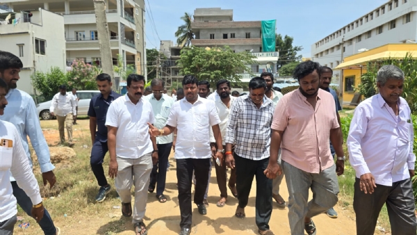 ಕೋಲಾರ ಶಾಸಕ ಕೊತ್ತೂರು ಮಂಜುನಾಥ್ ನಗರದ ಚೌಡೇಶ್ವರಿ ಬಡಾವಣೆಗೆ ಭೇಟಿ ನೀಡಿ ಅಲ್ಲಿನ ಸಮಸ್ಯೆಗಳನ್ನು ವೀಕ್ಷಿಸಿದರು.