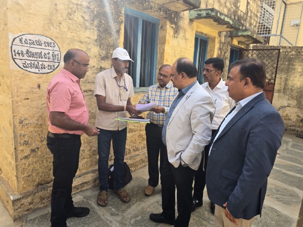 ರಾಜ್ಯ ಮುಖ್ಯ ಚುನಾವಣಾ ಆಯುಕ್ತ ಅನ್ಬು ಕುಮಾರ್ ಮಂಗಳವಾರ ಕೋಲಾರ ನಗರದ ಕೀಲುಕೋಟೆ ಮತಗಟ್ಟೆಗೆ ಭೇಟಿ ನೀಡಿ ವಿಶೇಷ ಮತದಾರರ ಪರಿಷ್ಕರಣೆ ವೀಕ್ಷಿಸಿದರು.
