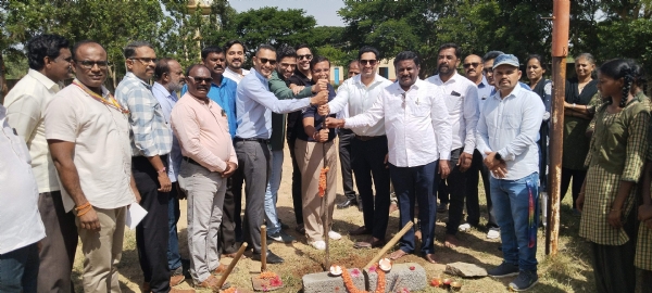 ಕೋಲಾರ ತಾಲ್ಲೂಕಿನ ಸೂಲೂರು ಪ್ರೌಢಶಾಲೆ ಆವರಣದಲ್ಲಿ ಪ್ರಕಾಶ್ ಬಸ್ ಕಾರ್ಪೋರೇಷನ್, ಸಿಎಸ್ಆರ್ ನಿಧಿಯಲ್ಲಿ ಕೊಠಡಿಗಳ ನಿರ್ಮಾಣಕ್ಕೆ  ಸೂಲೂರು ಗ್ರಾಮ ಪಂಚಾಯಿತಿ ಮಾಜಿ ಅಧ್ಯಕ್ಷ ಪೆಮ್ಮಶೆಟ್ಟಿಹಳ್ಳಿ ಸುರೇಶ್ ಗುದ್ದಲಿ ಪೂಜೆ ನೆರವೇರಿಸಿದರು.
