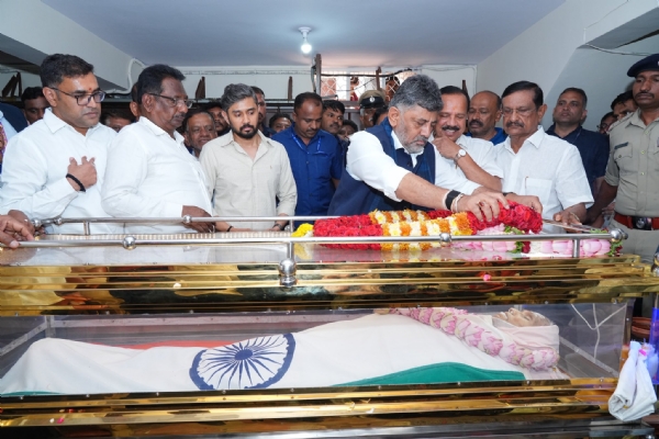 ರಾಮಚಂದ್ರಗೌಡರ ಪಾರ್ಥಿವ ಶರೀರದ ಅಂತಿಮ ದರ್ಶನ ಪಡೆದ ಮುಖ್ಯಮಂತ್ರಿ