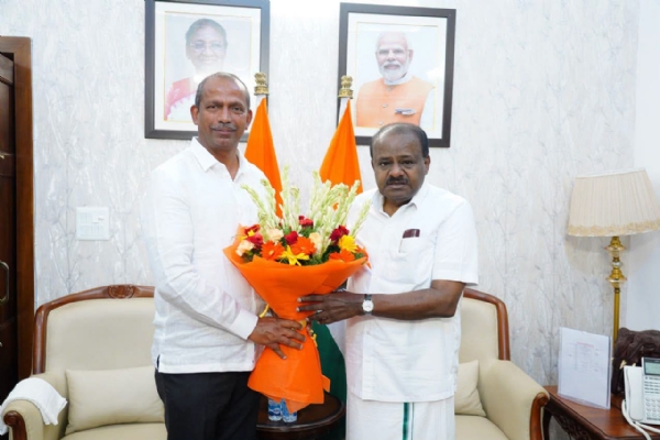 ಕೋಲಾರದ ಜೆಡಿಎಸ್ ಮುಖಂಡ ಸಿ.ಎಂಆರ್. ಶ್ರೀನಾಥ್ ದೆಹಲಿಯಲ್ಲಿ ಕೇಂದ್ರ ಸಚಿವ ಹೆಚ್.ಡಿ.ಕುಮಾರಸ್ವಾಮಿಯವರನ್ನು ಭೇಟಿ ಮಾಡಿ ಬರ ಪರಸ್ಥಿತಿ ಸೇರಿದಂತೆ ಪಕ್ಷದ ಸಂಘಟನೆಯ ಬಗ್ಗೆ ಚರ್ಚಿಸಿದರು.