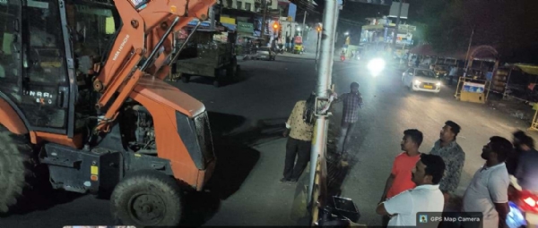 ಕೋಲಾರ ನಗರದ ಬಸ್ ನಿಲ್ದಾಣದ ಬಳಿ ರಸ್ತೆ ಡಿವೈಡರ್ ಮಧ್ಯ ಇದ್ದ ವಿದ್ಯುತ್ ಕಂಬ ನೆಲಕ್ಕುರುಳುವ ಅಪಾಯದ ಪರಿಸ್ಥಿತಿ ಇದ್ದು, ಕೋಲಾರ ನಗರಸಭಾ ಪೌರಾಯುಕ್ತರು ಸ್ಥಳಕ್ಕೆ ಧಾವಿಸಿ ದುರಸ್ತಿಪಡಿಸಿದರು.