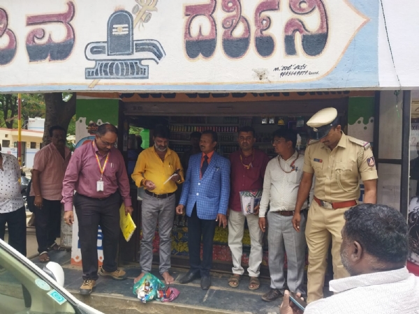 ತಂಬಾಕು ಉತ್ಪನ್ನಗಳ ಕಾಯ್ದೆ ಉಲ್ಲಂಘಿಸಿದ ಮಳಿಗೆಯ ಮೇಲೆ ಕೋಲಾರದಲ್ಲಿ ಅಧಿಕಾರಿಗಳು ದಾಳಿ ನಡೆಸಿ ದಂಡ ವಿಧಿಸಿದರು.