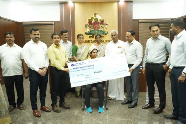 ಏಷ್ಯನ್ ಅಥ್ಲೆಟಿಕ್ಸ್ : ಬೆಳ್ಳಿ ಪದಕ ವಿಜೇತೆ ಸುದೀಕ್ಷಾಗೆ ಸನ್ಮಾನ ಏಷ್ಯನ್ ಅಥ್ಲೆಟಿಕ್ಸ್ : ಬೆಳ್ಳಿ ಪದಕ ವಿಜೇತೆ ಸುದೀಕ್ಷಾಗೆ ಸನ್ಮಾನ