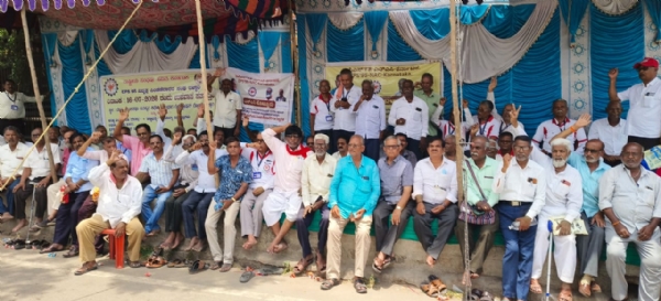 ಕನಿಷ್ಠ ಪಿಂಚಣಿ ರೂ. 7,500, ಉಚಿತ ವೈದ್ಯಕೀಯ ಆರೈಕೆಗೆ ಬೇಡಿಕೆ