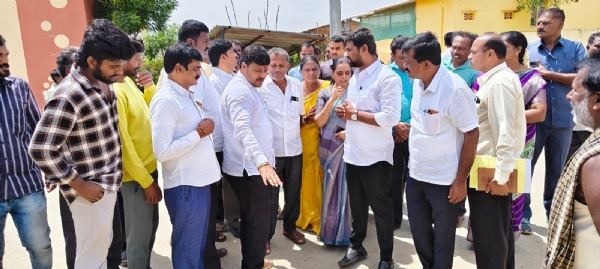 ಕೋಲಾರ ತಾಲ್ಲೂಕಿನ ವಕ್ಕಲೇರಿ ಹೋಬಳಿ ವ್ಯಾಪ್ತಿಯ ವಿವಿಧ ಗ್ರಾಮಗಳಲ್ಲಿ ಶಾಸಕ ಕೊತ್ತೂರು ಮಂಜುನಾಥ್ ಅಭಿವೃದ್ಧಿ ಕಾರ್ಯಕ್ರಮಗಳಿಗೆ ಚಾಲನೆ ನೀಡಿದರು. ಕೋಲಾರ ತಾಲ್ಲೂಕಿನ ವಕ್ಕಲೇರಿ ಹೋಬಳಿ ವ್ಯಾಪ್ತಿಯ ವಿವಿಧ ಗ್ರಾಮಗಳಲ್ಲಿ ಶಾಸಕ ಕೊತ್ತೂರು ಮಂಜುನಾಥ್ ಅಭಿವೃದ್ಧಿ ಕಾರ್ಯಕ್ರಮಗಳಿಗೆ ಚಾಲನೆ ನೀಡಿದರು.