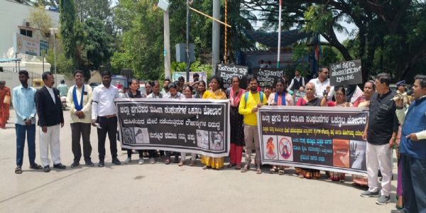 ಮಹಿಳೆಯರ ಮೇಲಿನ ದೌರ್ಜನ್ಯಗಳನ್ನು ತಡೆಯಲು ಒತ್ತಾಯಿಸಿ ಮಹಿಳಾ ಸಂಘಟನೆಗಳಿಂದ ಪ್ರತಿಭಟನೆ