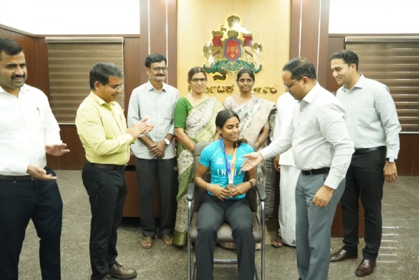 ಏಷ್ಯನ್ ಅಥ್ಲೆಟಿಕ್ಸ್ : ಬೆಳ್ಳಿ ಪದಕ ವಿಜೇತೆ ಸುದೀಕ್ಷಾಗೆ ಸನ್ಮಾನ ಏಷ್ಯನ್ ಅಥ್ಲೆಟಿಕ್ಸ್ : ಬೆಳ್ಳಿ ಪದಕ ವಿಜೇತೆ ಸುದೀಕ್ಷಾಗೆ ಸನ್ಮಾನ
