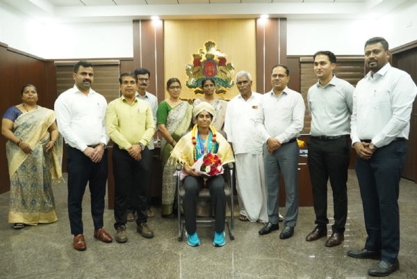 ಏಷ್ಯನ್ ಅಥ್ಲೆಟಿಕ್ಸ್ : ಬೆಳ್ಳಿ ಪದಕ ವಿಜೇತೆ ಸುದೀಕ್ಷಾಗೆ ಸನ್ಮಾನ ಏಷ್ಯನ್ ಅಥ್ಲೆಟಿಕ್ಸ್ : ಬೆಳ್ಳಿ ಪದಕ ವಿಜೇತೆ ಸುದೀಕ್ಷಾಗೆ ಸನ್ಮಾನ