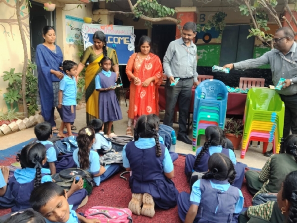 ಬಂಗಾರಪೇಟೆ ತಾಲ್ಲೂಕಿನ ದೊಡ್ಡಚಿನ್ನಹಳ್ಳಿ ಸರ್ಕಾರಿ ಶಾಲೆಯ ವಿದ್ಯಾರ್ಥಿಗಳಿಗೆ ಬಿಇಎಂಎಲ್ ಸಂಸ್ಥೆಯಿAದ ಪೀಠೋಪಕರಣ ಹಾಗೂ ಕಲಿಕಾ ಸಾಮಗ್ರಿ ವಿತರಿಸಲಾಯಿತು.