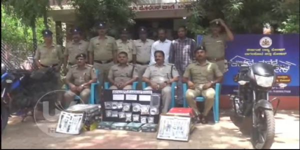 ಕಲಾದಗಿ ಪೊಲೀಸರ ಭರ್ಜರಿ ಕಾರ್ಯಾಚರಣೆ: ಐವರು ಕಳ್ಳರ ಬಂಧನ – ₹7.80 ಲಕ್ಷ ಮೌಲ್ಯದ ಬೆಳ್ಳಿ ಆಭರಣ, ದ್ವಿಚಕ್ರ ವಾಹನ ವಶ