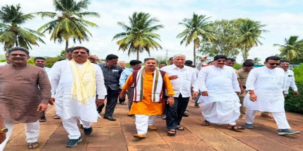 ಬಾದಾಮಿ ಐತಿಹಾಸಿಕ ದೇವಸ್ಥಾನಗಳಿಗೆ ಸಚಿವ ಸೋಮಣ್ಣ ಭೇಟಿ