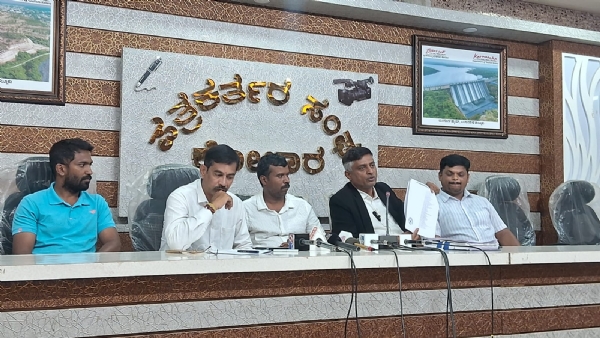 ಕೋಲಾರ ಹಾಲು ಒಕ್ಕೂಟದಲ್ಲಿ ನಡೆದಿರುವ ಅವ್ಯವಹಾರಗಳ ಬಗ್ಗೆ ಪ್ರಕರಣ ದಾಖಲಿಸಿ ತನಿಖೆ ನಡೆಸುವಂತೆ ಜನಪ್ರತಿನಿಧಿಗಳ ವಿಶೇಷ ನ್ಯಾಯಾಲಯ ಆದೇಶ ಮಾಡಿರುವುದರಿಂದ ಆಮ್ ಆದ್ಮಿ ಪಕ್ಷದ ಜಿಲ್ಲಾಧ್ಯಕ್ಷ ವೆಂಕಟಚಲಪತಿ ತಿಳಿಸಿದರು. ಕೋಲಾರ ಹಾಲು ಒಕ್ಕೂಟದಲ್ಲಿ ನಡೆದಿರುವ ಅವ್ಯವಹಾರಗಳ ಬಗ್ಗೆ ಪ್ರಕರಣ ದಾಖಲಿಸಿ ತನಿಖೆ ನಡೆಸುವಂತೆ ಜನಪ್ರತಿನಿಧಿಗಳ ವಿಶೇಷ ನ್ಯಾಯಾಲಯ ಆದೇಶ ಮಾಡಿರುವುದರಿಂದ ಆಮ್ ಆದ್ಮಿ ಪಕ್ಷದ ಜಿಲ್ಲಾಧ್ಯಕ್ಷ ವೆಂಕಟಚಲಪತಿ ತಿಳಿಸಿದರು.