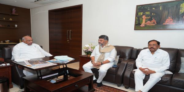 ಎಐಸಿಸಿ ಅಧ್ಯಕ್ಷ ಮಲ್ಲಿಕಾರ್ಜುನ ಖರ್ಗೆ ಭೇಟಿ ಮಾಡಿದ ಮುಖ್ಯಮಂತ್ರಿ ಡಿ.ಕೆ. ಶಿವಕುಮಾರ್
