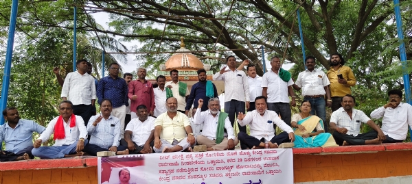 ನೀಟ್ ಪರೀಕ್ಷೆ ಸೋರಿಕೆ ವಿರೋಧಿಸಿ ದೆಹಲಿಯ ಜಂತರ್ ಮಂತರ್ನಲ್ಲಿ ಪ್ರತಿಭಟನೆ ನಡೆಸುತ್ತಿರುವ ಸೋನಮ್ ವಾಂಗ್ ಚುಕ್ ರವರನ್ನು ಬೆಂಬಲಿಸಿ ಪ್ರತಿಭಟನೆ ನಡೆಸಲಾಯಿತು. ನೀಟ್ ಪರೀಕ್ಷೆ ಸೋರಿಕೆ ವಿರೋಧಿಸಿ ದೆಹಲಿಯ ಜಂತರ್ ಮಂತರ್ನಲ್ಲಿ ಪ್ರತಿಭಟನೆ ನಡೆಸುತ್ತಿರುವ ಸೋನಮ್ ವಾಂಗ್ ಚುಕ್ ರವರನ್ನು ಬೆಂಬಲಿಸಿ ಪ್ರತಿಭಟನೆ ನಡೆಸಲಾಯಿತು.