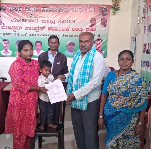 ಕಾರ್ಮಿಕ ಕಲ್ಯಾಣ ಮಂಡಳಿಯಿ0ದ ಕಟ್ಟಡ ಕಾರ್ಮಿಕರಿಗೆ ಸೌಲಭ್ಯವನ್ನು ಐ.ಎನ್.ಟಿ.ಯು.ಸಿ. ರಾಜ್ಯ ಪ್ರಧಾನ ಕಾರ್ಯದರ್ಶಿ ಯಲ್ಲಪ್ಪ ವಿತರಿಸಿದರು. ಕಾರ್ಮಿಕ ಕಲ್ಯಾಣ ಮಂಡಳಿಯಿ0ದ ಕಟ್ಟಡ ಕಾರ್ಮಿಕರಿಗೆ ಸೌಲಭ್ಯವನ್ನು ಐ.ಎನ್.ಟಿ.ಯು.ಸಿ. ರಾಜ್ಯ ಪ್ರಧಾನ ಕಾರ್ಯದರ್ಶಿ ಯಲ್ಲಪ್ಪ ವಿತರಿಸಿದರು.