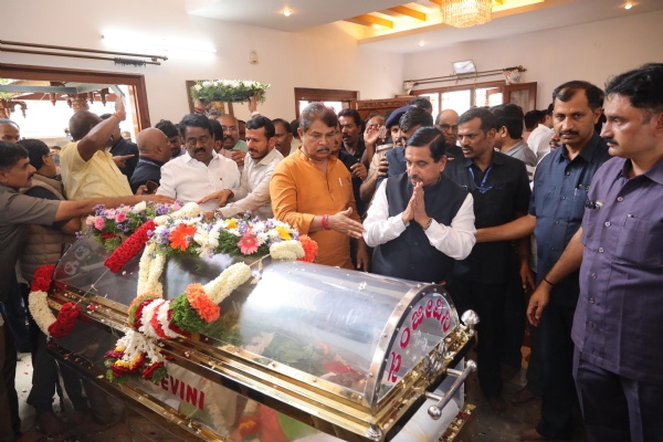 ಚನ್ನಮ್ಮ ಪಾರ್ಥಿವ ಶರೀರಕ್ಕೆ ಜೋಶಿ ಅಂತಿಮ ನಮನ ಚನ್ನಮ್ಮ ಪಾರ್ಥಿವ ಶರೀರಕ್ಕೆ ಜೋಶಿ ಅಂತಿಮ ನಮನ