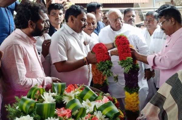 ಕೋಲಾರ ನಗರದಲ್ಲಿ ಎಐಸಿಸಿ ಅಧ್ಯಕ್ಷ ಮಲ್ಲಿಕಾರ್ಜುನ ಖರ್ಗೆಯರ ಸಂಬAಧಿಕರೊಬ್ಬರು ಮೃತಪಟ್ಟಿದ್ದು, ಖರ್ಗೆಯವರು ಅಂತಿಮ ನಮನ ಸಲ್ಲಿಸಿದರು.