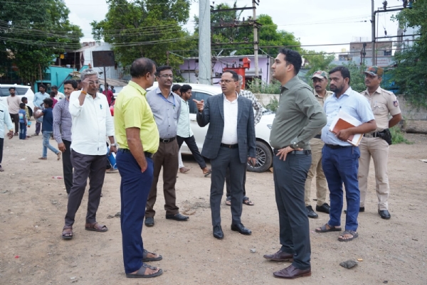 Deputy Commissioner visits government school in Srirampur Colony, Bellary