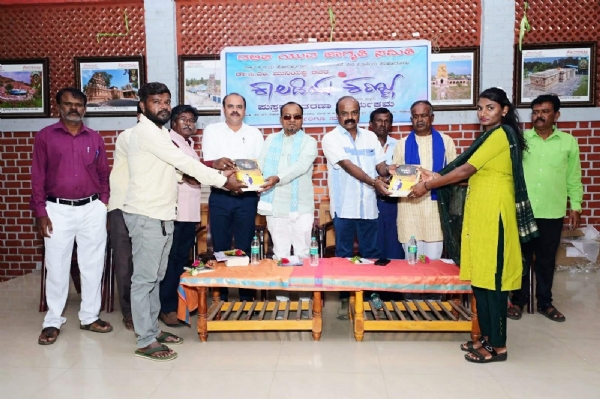 ದಲಿತ ಚಳುವಳಿಯ ಮುಂಚೂಣಿ ನಾಯಕ ಡಾ.ಸಿ.ಎಂ. ಮುನಿಯಪ್ಪನವರ ಆತ್ಮಕಥೆ ಕಾಲಡಿಯ ಕಣ್ಣಿನಲ್ಲಿ ಕೃತಿಂiÀiನ್ನು ಕೋಲಾರದಲ್ಲಿ ದಲಿತ ಯುವ ಜಾಗೃತಿ ಸಮಿತಿಯ ಆಶ್ರಯದಲ್ಲಿ ಬಿಡುಗಡೆ ಮಾಡಲಾಯಿತು. ದಲಿತ ಚಳುವಳಿಯ ಮುಂಚೂಣಿ ನಾಯಕ ಡಾ.ಸಿ.ಎಂ. ಮುನಿಯಪ್ಪನವರ ಆತ್ಮಕಥೆ ಕಾಲಡಿಯ ಕಣ್ಣಿನಲ್ಲಿ ಕೃತಿಂiÀiನ್ನು ಕೋಲಾರದಲ್ಲಿ ದಲಿತ ಯುವ ಜಾಗೃತಿ ಸಮಿತಿಯ ಆಶ್ರಯದಲ್ಲಿ ಬಿಡುಗಡೆ ಮಾಡಲಾಯಿತು.