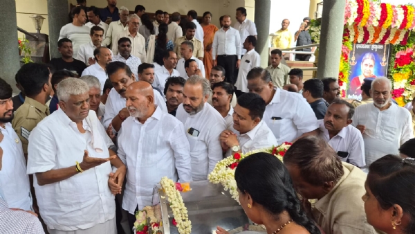 Sanganna bear having darshan of Mrs. Chennamma Deve Gowda Sanganna bear having darshan of Mrs. Chennamma Deve Gowda
